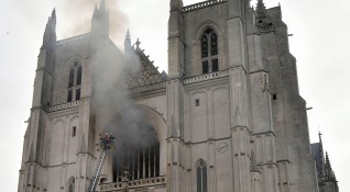 Голям пожар избухна тази сутрин в катедралата в Нант Западна