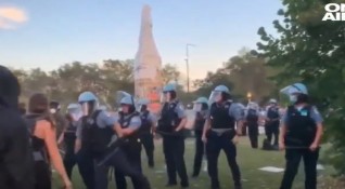 Продължават посегателствата над статуи в Съединените щати Протестиращи от движението Животът