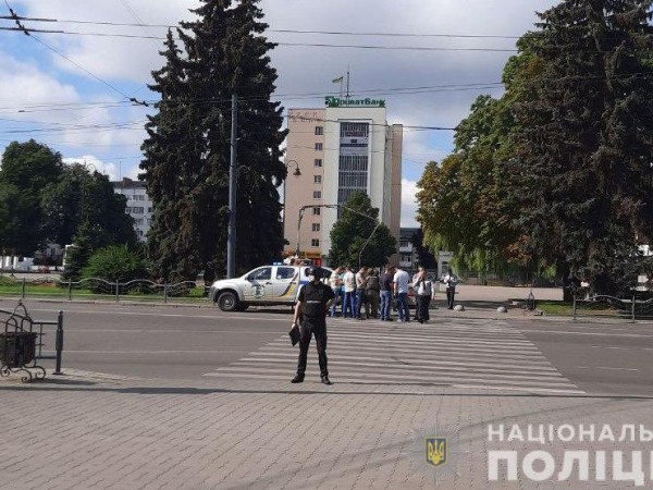Мъж установи контрол над автобус в Западна Украйна, като взе