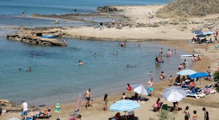 Кипър очаква туристите през август да бъдат пет пъти по малко