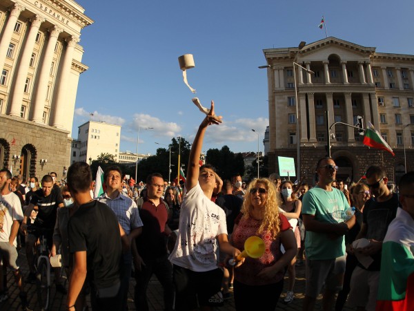 Демонстранти се събират на 14-ия поред антиправителствен протест в София.