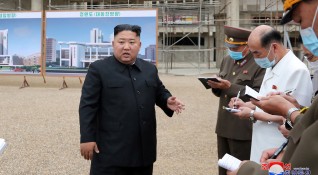 Лидерът на Северна Корея Ким Чен Ун инспектира строяща се