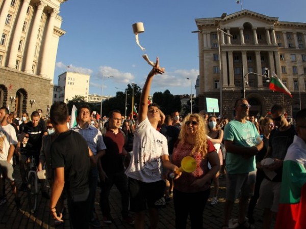 СДВР отчете, че протестите в София снощи са протекли мирно,