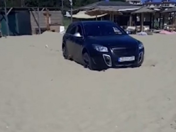 Паркираните коли на плажа не са рядкост в България.Този път