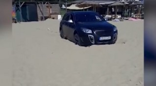 Паркираните коли на плажа не са рядкост в България Този път