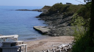 Постройките и оградите които ограничават достъпа до морето в местността