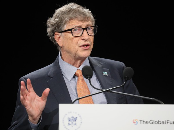Милиардерът филантроп Бил Гейтс отхвърли конспиративните теории, които се разпространяват