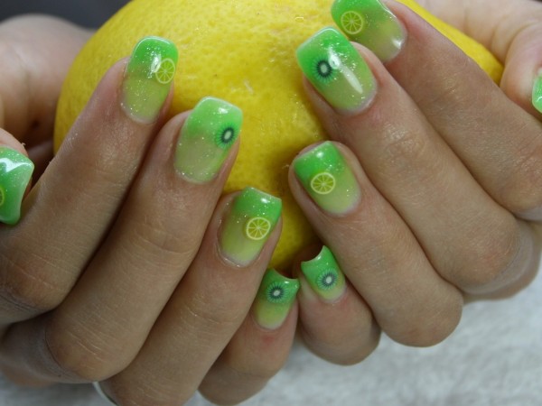 Зеленият лак за нокти е подходящ за лятото. Зеленото се