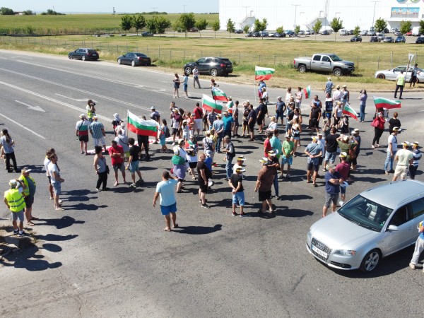 Протестиращи блокираха днес по обяд пътищата Русе-Варна и Русе-Кубрат. Причината