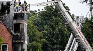 Малък самолет се блъсна в жилищна сграда в германския град
