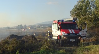 В Русе горя пожар близо до ЖП линията и главния