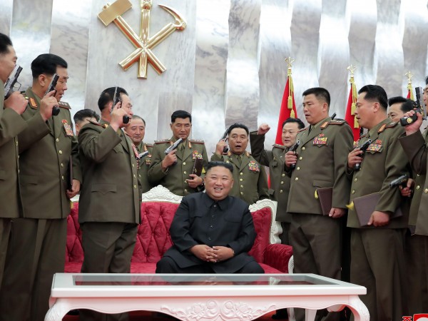 На север - лидерът Ким Чен Ун, обкръжен от генерали,