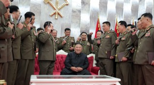 На север лидерът Ким Чен Ун обкръжен от генерали