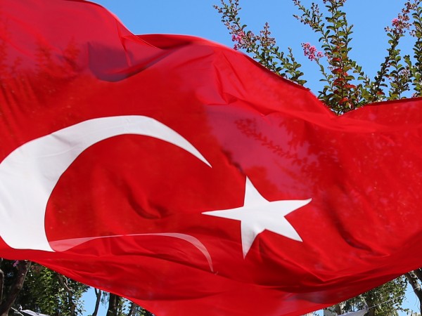 Парламентът в Турция прие спорен законопроект за социалните медии, който