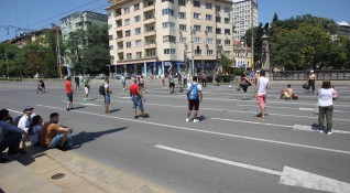 Група протестиращи блокира още две ключови кръстовища в София