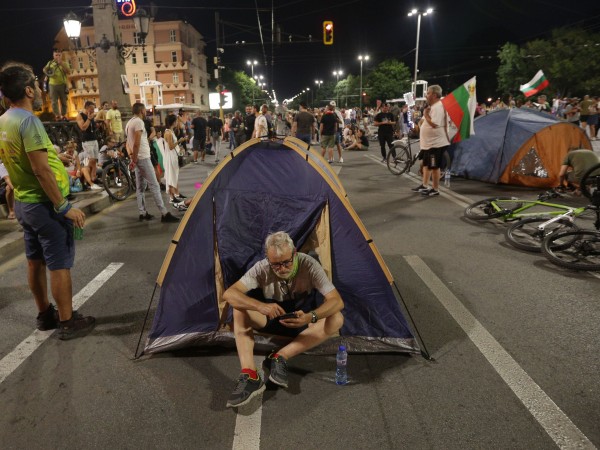 Част от протестиращите разпънаха палатки снощи на Орлов мост в