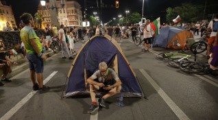 Част от протестиращите разпънаха палатки снощи на Орлов мост в