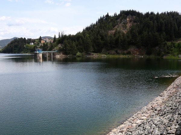 Нивото на водата в язовир Жребчево е критично ниско. Хората