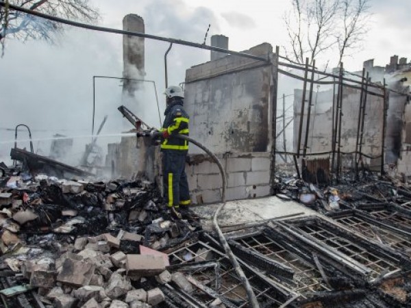 Петима души са пострадали при пожара в мебелната фирма в