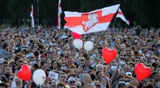 Десетки хиляди хора участваха в предизборен митинг в Минск в