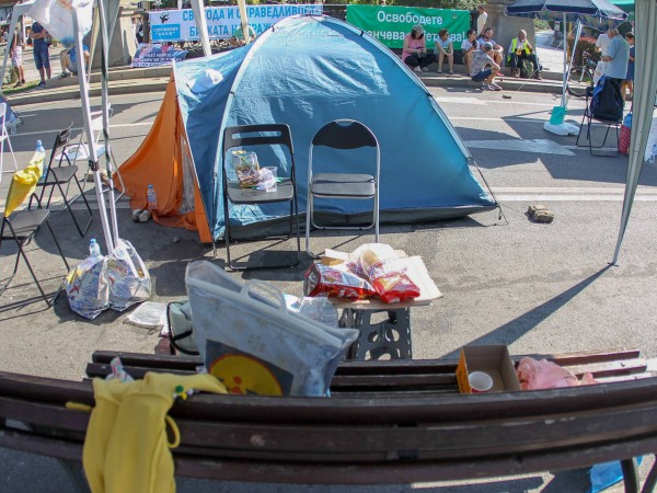 Протестиращите срещу управлението в страната вече разположиха палатки на три