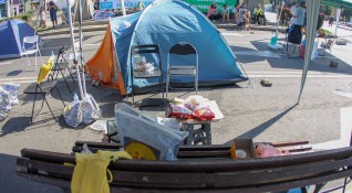 Протестиращите срещу управлението в страната вече разположиха палатки на три