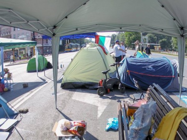 Кръстовището пред община Варна остава затворено от палатков лагер на