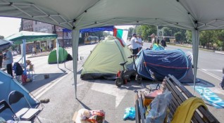 Кръстовището пред община Варна остава затворено от палатков лагер на