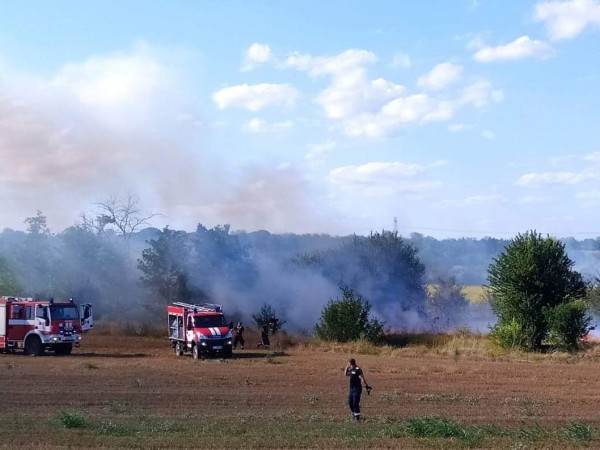 Огнеборци за гасили три пожара в сухи треви, причинени от