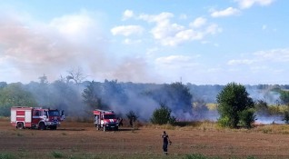 Огнеборци за гасили три пожара в сухи треви причинени от