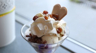 Сладоледът е един от любимите десерти на малки и големи