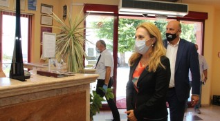 Вицепремиерът и министър на туризма Марияна Николова провери изненадващо хотел