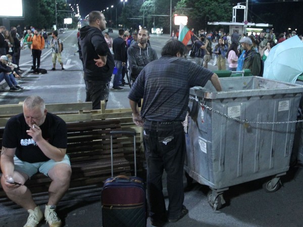 Три ключови кръстовища в София остават блокирани – на Орлов