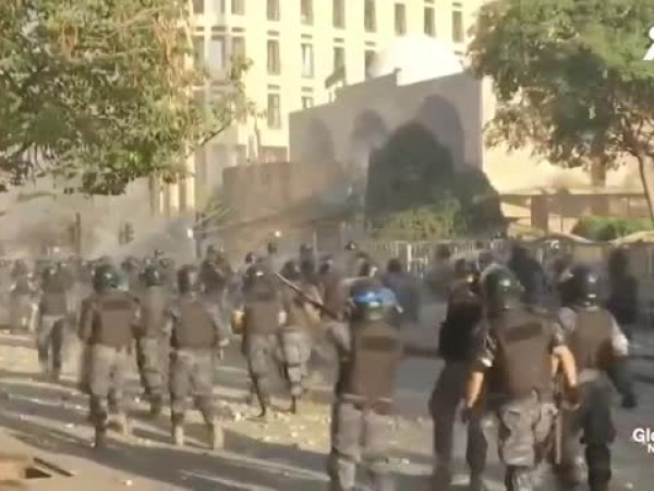 Хиляди излязоха на протест в Бейрут след опустошителния взрив преди