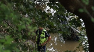 Катастрофирала кола е открита в река Струма Според източници на