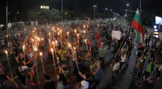 Факелно шествие от протестиращи тръгна късно снощи по бул Цариградско