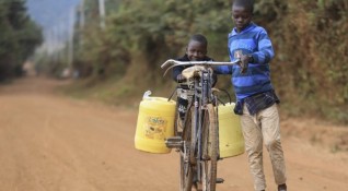 Силният недостиг на вода за някои домакинства проблем който