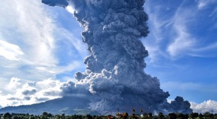 Вулканът Синабунг на индонезийския остров Суматра днес изригна изхвърляйки стълб