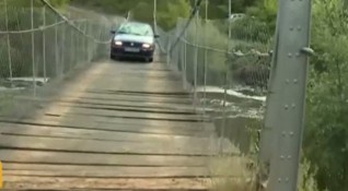 По неволя хора минават всеки ден през изгнил мост над
