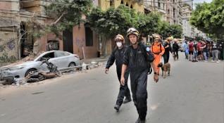 24 часа след експлозията в Бейрут спасителните екипи губят надежда