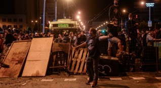 Втора вечер на протести и сблъсъци между опозиционери и милицията