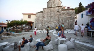 Гърция обяви нощен полицейски час за ресторанти и барове в