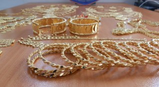 Крадци задигнаха голямо количество златни накити както и сума в