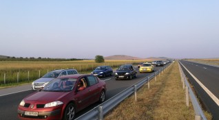 Група протестиращи днес в 10 00 ч потеглиха по автомагистрала Тракия