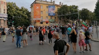 За поредна вечер се провеждат протести във Варна предаде Радио