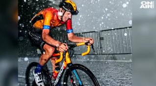 Градушка осуети велосипедно състезание във Франция Бурята се разрази точно
