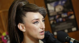Актрисата Деси Тенекеджиева осъди шоумена Слави Трифонов след като 5