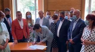 Председателят на парламентарната група на ГЕРБ Даниела Дариткова депозира в