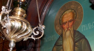 Православните християни отдават молитвена почит на небесния покровител на българския
