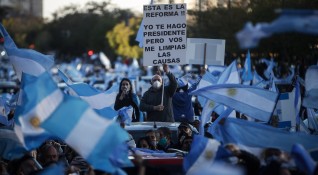 Хиляди хора в Аржентина излязоха на протест и се обединиха